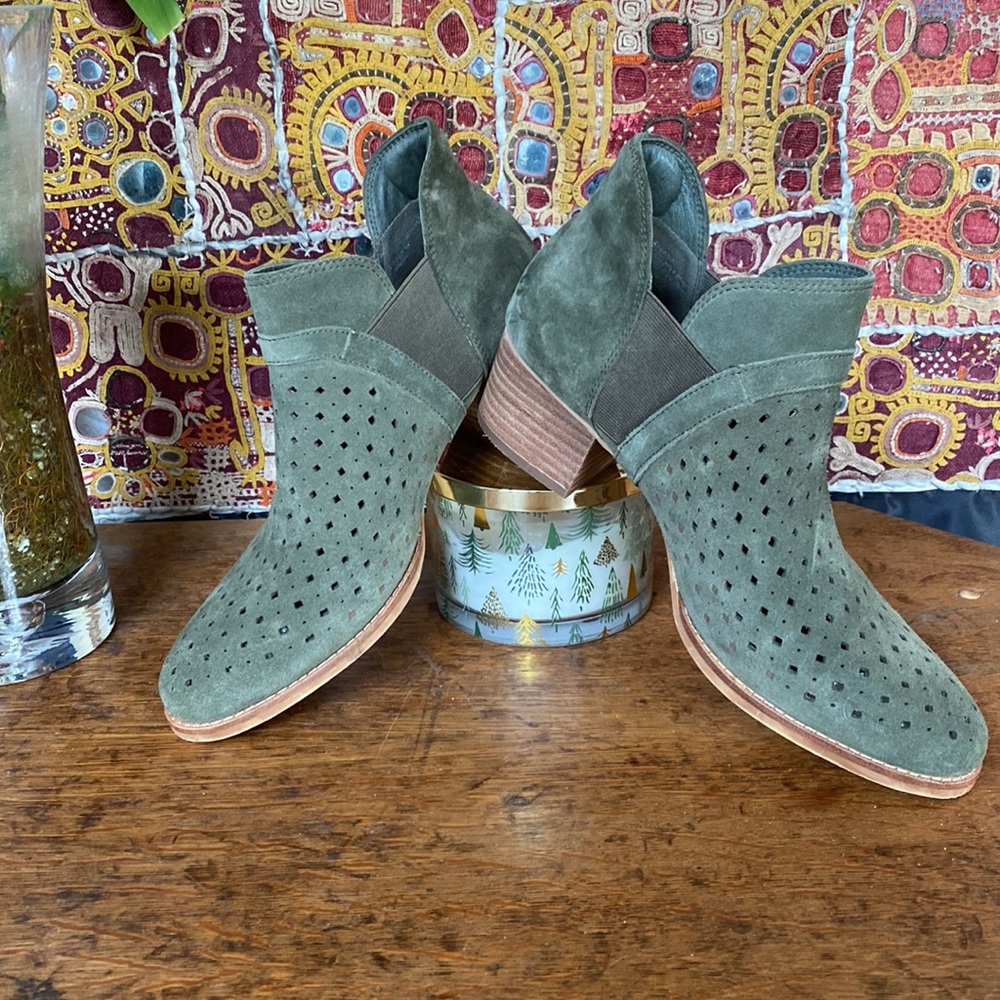 Earth Keren Olive Green Bootie - Picture 2 of 14